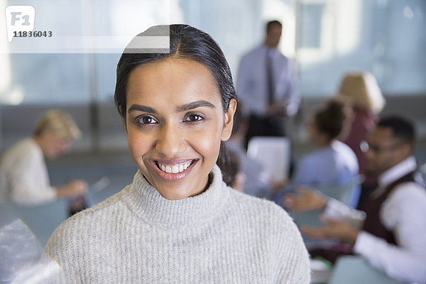 Portrait lächelnde Geschäftsfrau in Konferenzraumbesprechung
