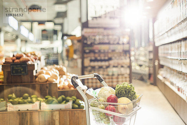 Frisches Obst und Gemüse im Einkaufswagen eines Lebensmittelmarktes