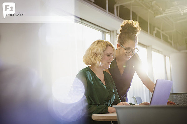 Geschäftsfrauen mit Laptop im Büro