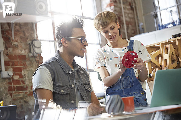 Designer diskutieren im Workshop über Prototyp-Zahnräder