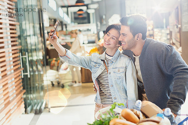 Junges Paar nimmt Selfie Lebensmittelgeschäft Einkaufen im Markt