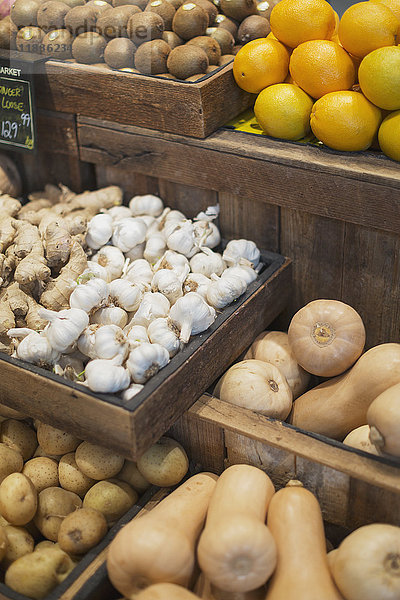 Knoblauch  Ingwer  Kartoffeln und Butternusskürbis in der Auslage eines Lebensmittelmarktes