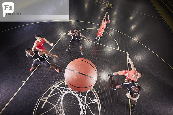 Overhead Ansicht junger männlicher Basketballspieler beim Schießen Freiwurf im Basketballspiel
