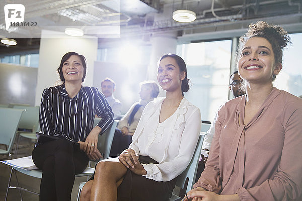 Lächelnde Geschäftsfrauen beim Zuhören im Meeting
