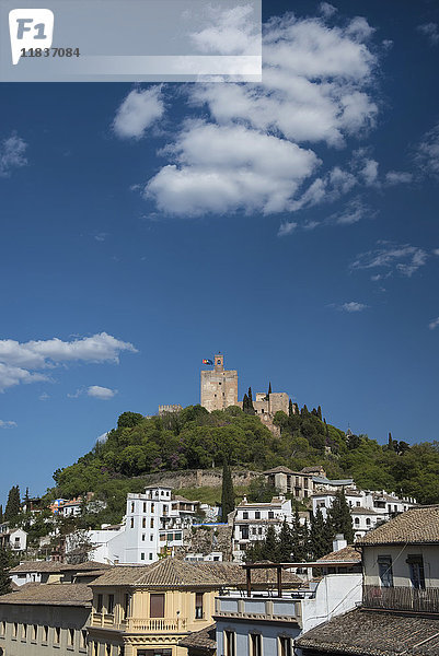 Spanien  Andalusien  Granada  Plaza Nueva  Palast der Alhambra auf dem Hügel