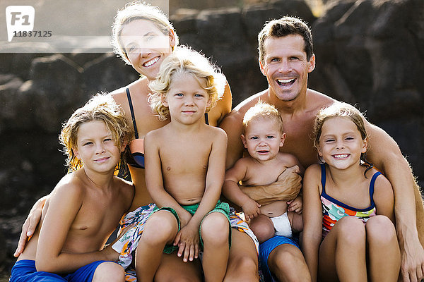 Eltern mit vier Kindern (12-17 Monate  4-5  6-7  8-9) am Strand