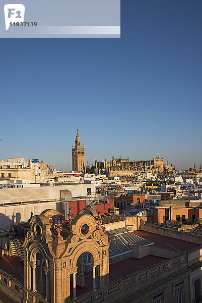 Spanien  Andalusien  Sevilla  Stadtbild mit Kathedrale von Sevilla und La Giralda