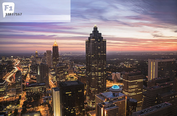 USA  Georgia  Atlanta  Stadtbild mit Wolkenkratzern in der Morgendämmerung
