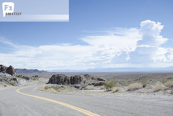 USA  Arizona  Route 66  Kurve auf leerem zweispurigen Highway