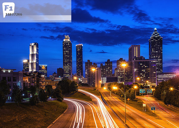 USA  Georgia  Atlanta  Skyline der Stadt in der Abenddämmerung