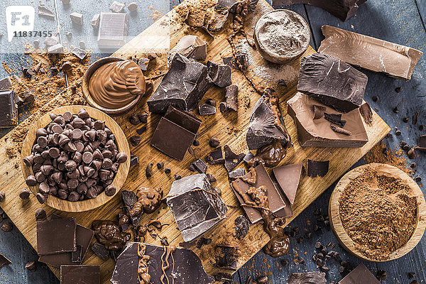Verschiedene Schokoladenstücke auf einem Schneidebrett