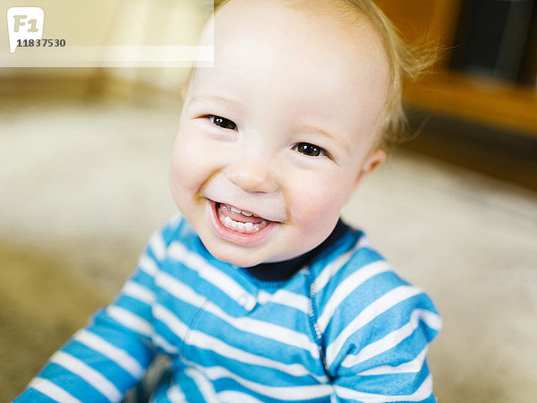 Porträt eines lächelnden kleinen Jungen (12-17 Monate)