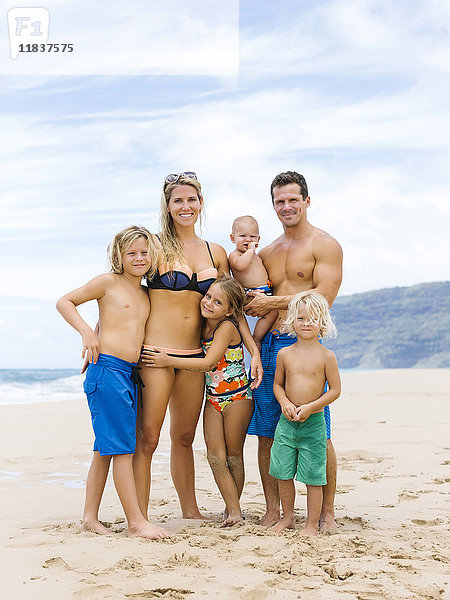 USA  Hawaii  Kauai  Eltern mit vier Kindern (12-17 Monate  4-5  6-7  8-9) am Strand
