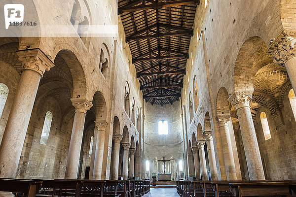 Italien  Toskana  Montalcino  Innenraum der Abtei von Sant'Antimo