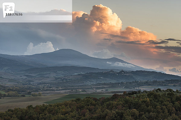 Italien  Toskana  San Quirico D'orcia  Landschaft am Abend mit flammenden Wolken am Himmel