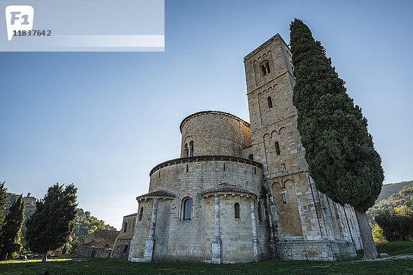 Italien  Toskana  Montalcino  Fassade der Abtei Sant'Antimo in der Nähe der Stadt Montalcino