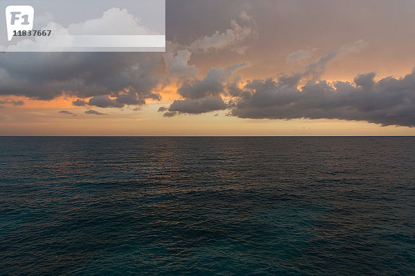 Ruhige Meereslandschaft bei Sonnenuntergang