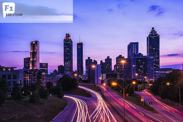 USA  Georgia  Atlanta  Skyline der Stadt in der Abenddämmerung
