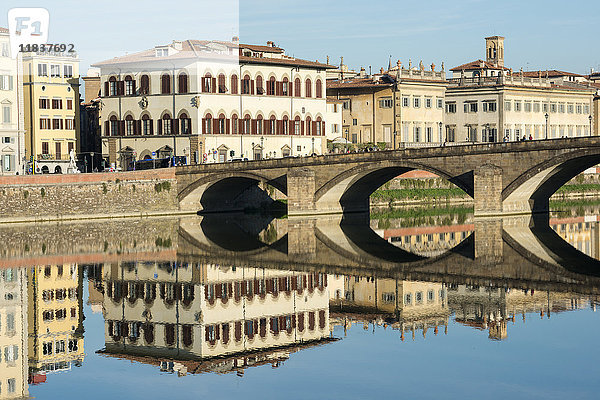 Italien  Toskana  Florenz  Brücke spiegelt sich im Fluss Arno
