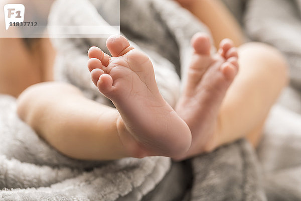 Füße eines kleinen Jungen (0-1 Monate)