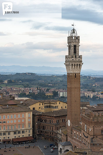 Italien  Toskana  Siena  Pubblico-Palast und Glockenturm Torre del Mangia  höchstes antikes Gebäude der Stadt