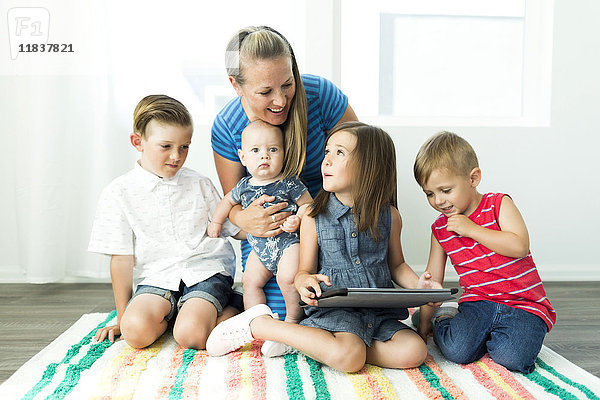 Mütter mit Kindern (6-11 Monate  2-3  6-7)  die zu Hause ein digitales Tablet benutzen