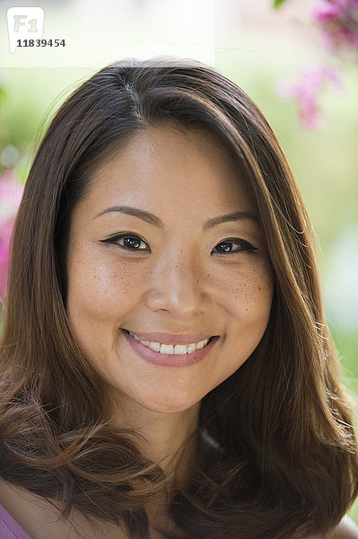 Porträt einer lächelnden asiatischen Frau im Freien