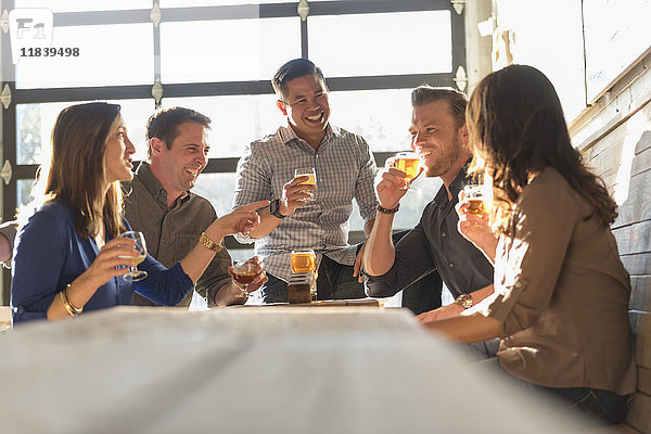 Freunde trinken Bier in einer Brauereikneipe