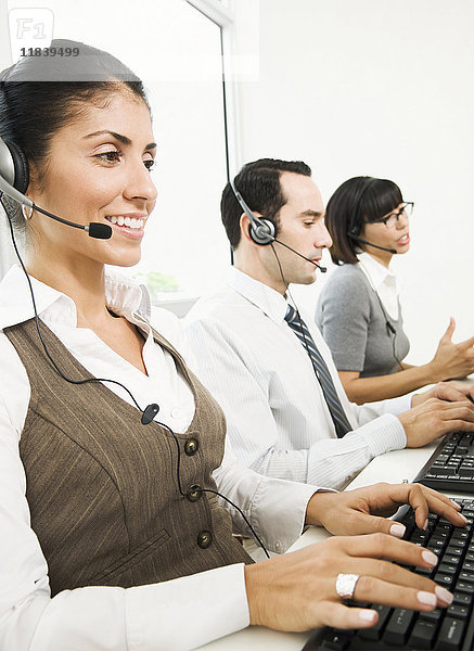 Kundendienstmitarbeiter mit Headset und Computer