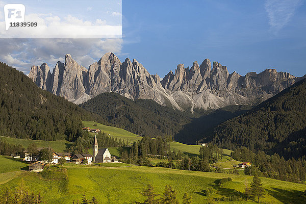 Häuser in abgelegener Berglandschaft  Funes  Trentino Südtirol  Italien