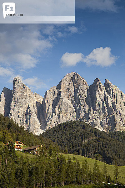 Häuser in abgelegener Berglandschaft  Funes  Trentino Südtirol  Italien