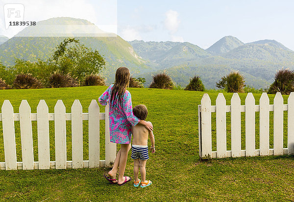 Kaukasischer Bruder und Schwester bewundern die malerische Aussicht auf die Berge