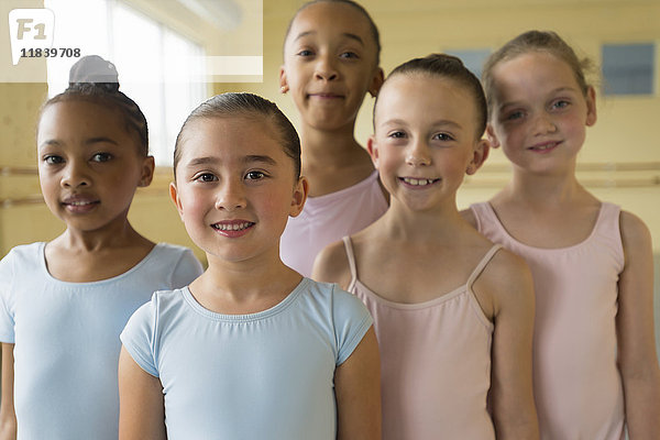 Porträt von lächelnden Mädchen im Ballettstudio