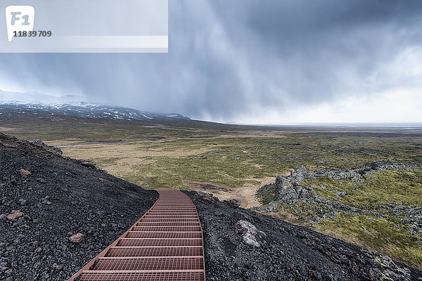 Treppe auf Hügel in Landschaft  Hellissandur  Halbinsel Snaellsnes  Island