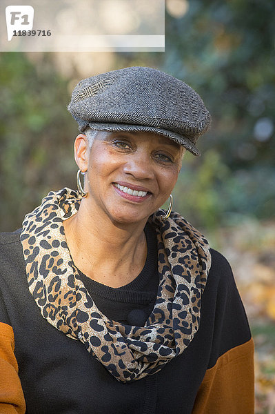Porträt einer lächelnden afroamerikanischen Frau im Freien