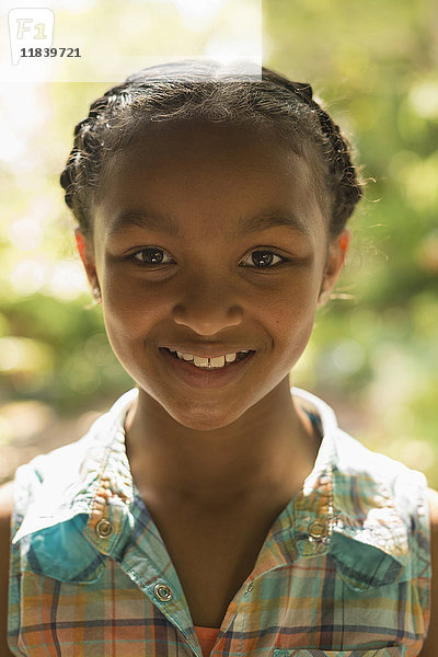 Porträt eines lächelnden afroamerikanischen Mädchens