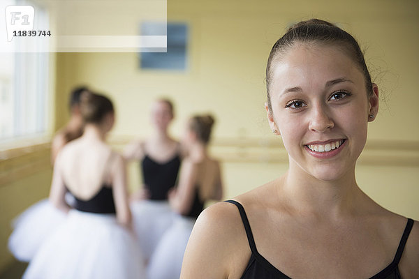 Porträt eines lächelnden Mädchens im Ballettstudio