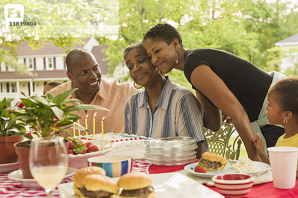 Mehrgenerationenfamilie feiert mit Kuchen beim Picknick