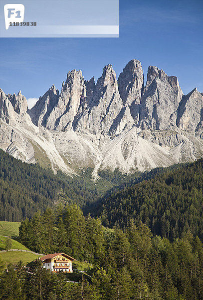Haus in abgelegener Berglandschaft  Funes  Trentino Südtirol  Italien