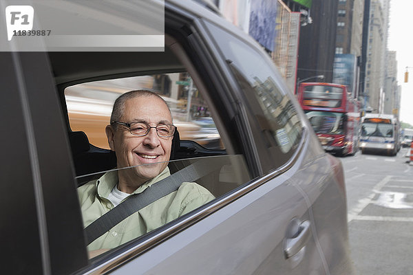 Lächelnder hispanischer Mann im Auto
