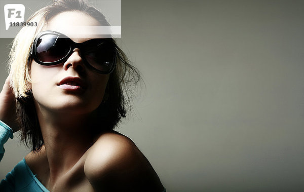 Porträt eines glamourösen kaukasischen Teenager-Mädchens mit Sonnenbrille