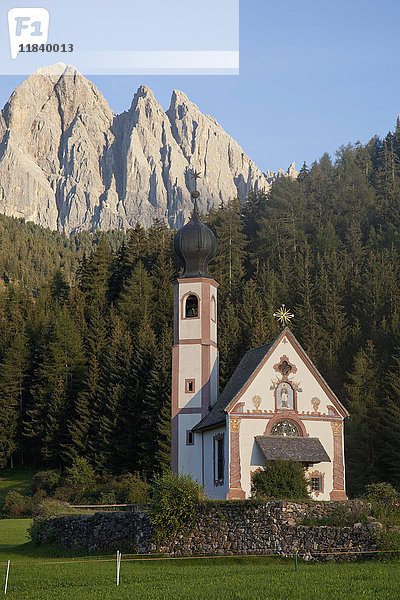 Kirche in abgelegener Berglandschaft  Funes  Trentino Südtirol  Italien