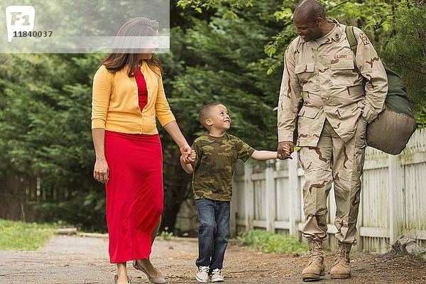 Afroamerikanische Frau und Junge gehen mit Soldat
