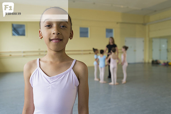 Porträt eines lächelnden Mädchens im Ballettstudio