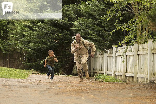 Afroamerikanischer Soldat nimmt an Rennen mit Sohn teil