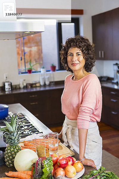 Porträt einer hispanischen Frau in der häuslichen Küche