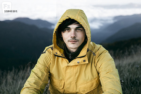 Porträt eines kaukasischen Mannes in einer abgelegenen Berglandschaft