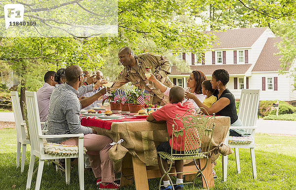 Mehrgenerationenfamilie stößt beim Picknick mit Limonade an