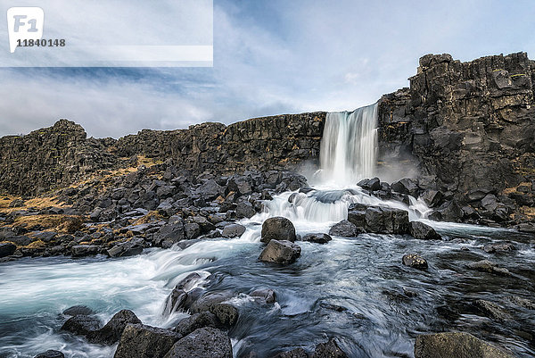 Wasserfall auf Felsen  Pingvellir  Südisland  Island