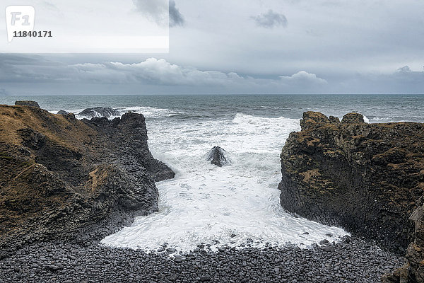Felsen am Strand in Meeresnähe  Hellissandur  Halbinsel Snaellsnes  Island